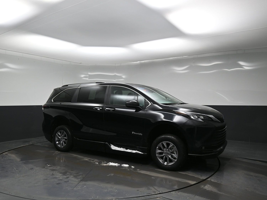 Black Toyota Sienna image number 17