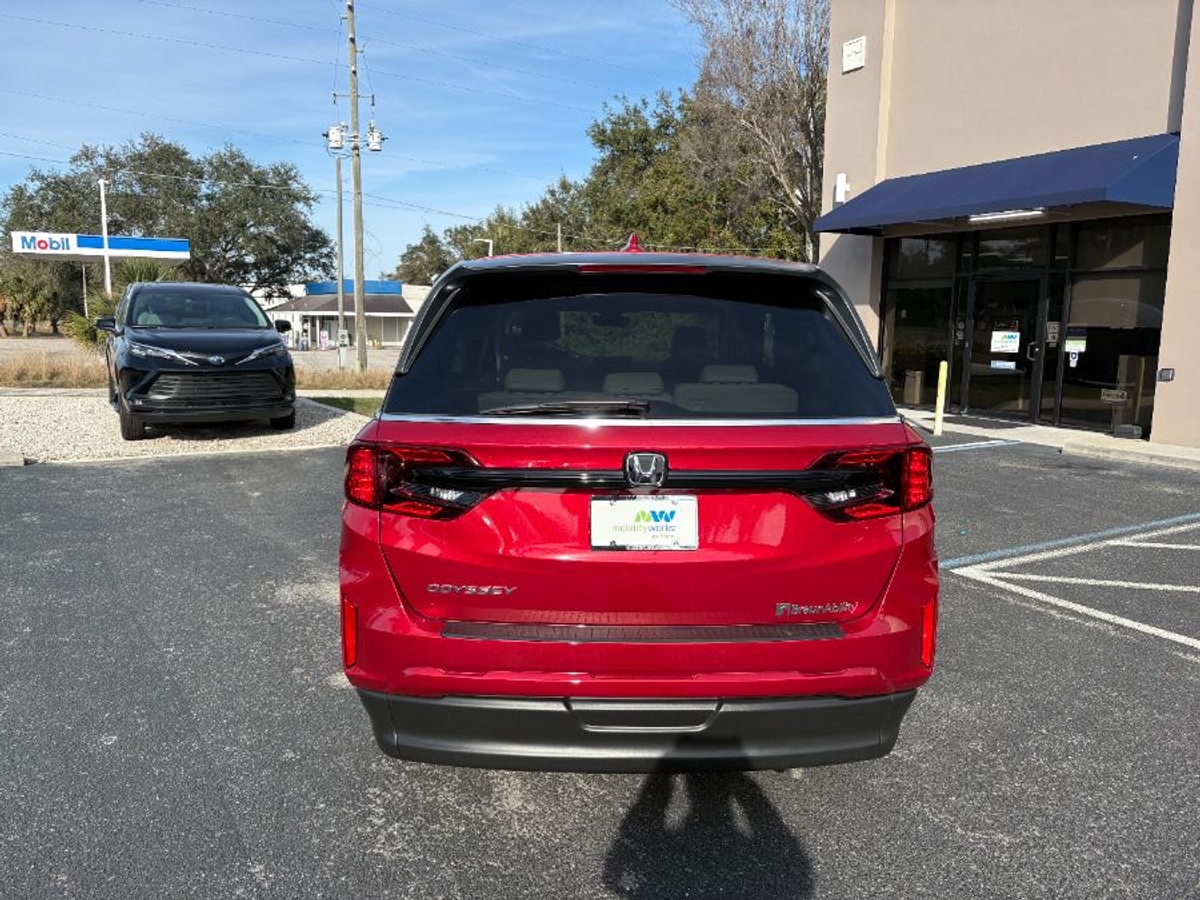 Red Honda Odyssey image number 3