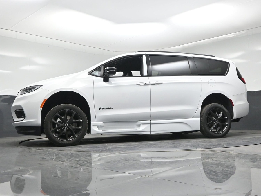 White Chrysler Pacifica image number 15