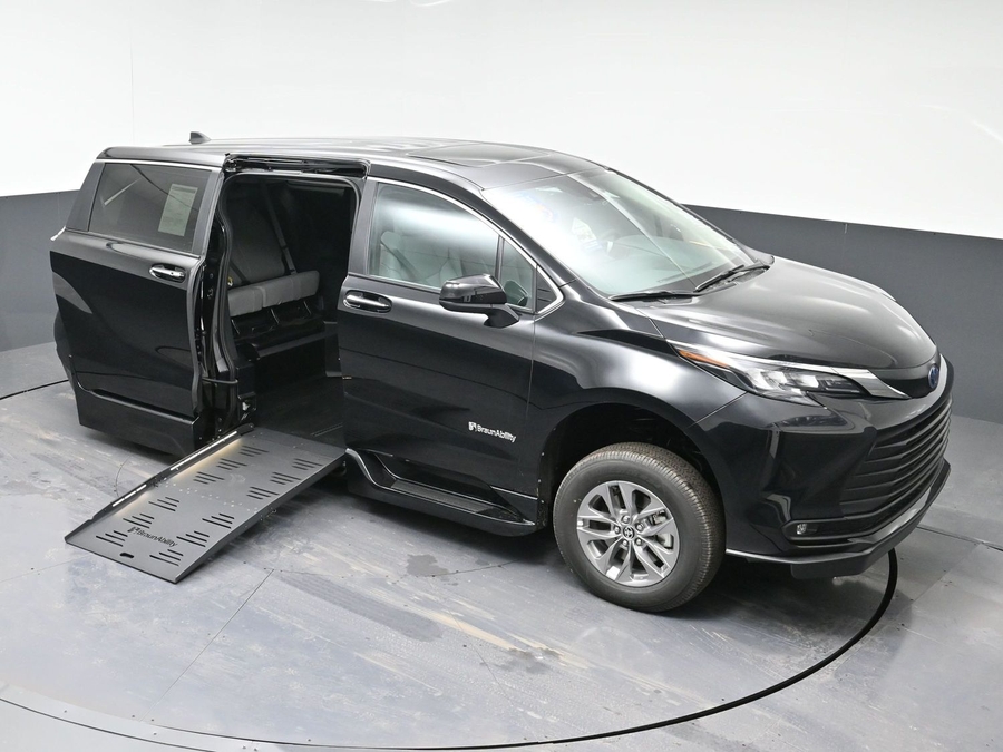 New 2025 Toyota Sienna Hybrid XLE Base - BraunAbility Side Entry Entry Fold Out Automatic Ramp