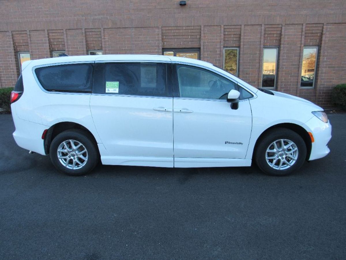 White Chrysler Voyager image number 6