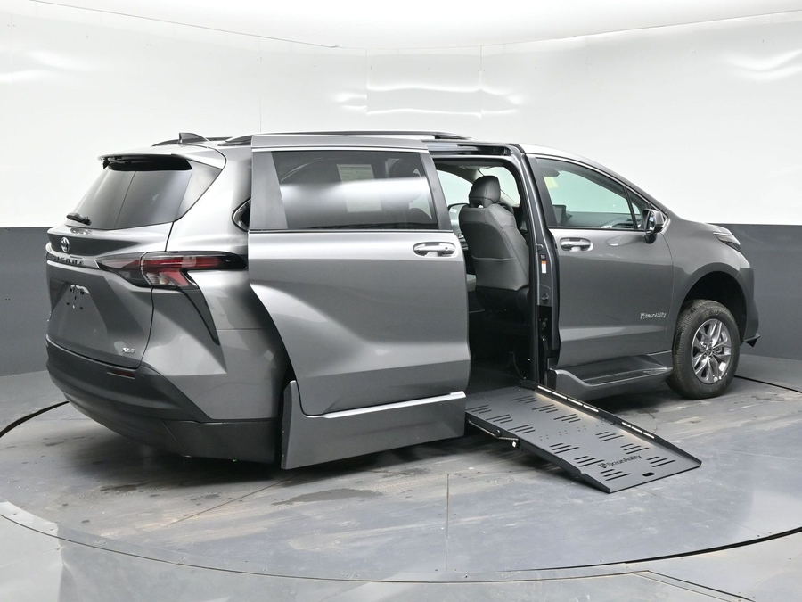 New 2026 Toyota Sienna Hybrid XLE Base - BraunAbility Side Entry Fold Out Automatic Ramp