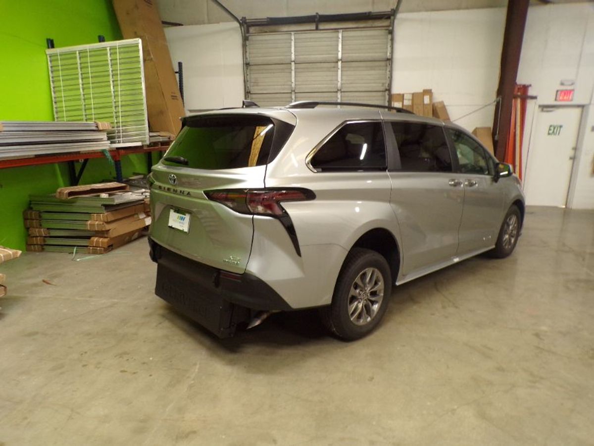 Silver Toyota Sienna image number 17