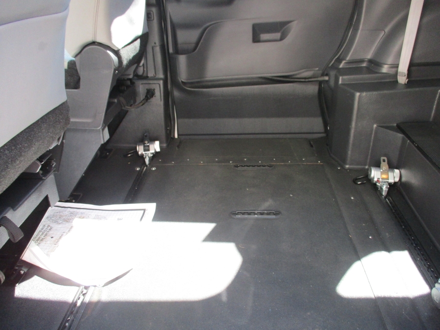 White Toyota Sienna image number 5
