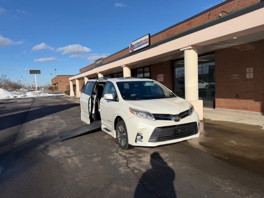 Used 2018 Toyota Sienna XLE - BraunAbility Side Entry Entry In Floor Automatic Ramp