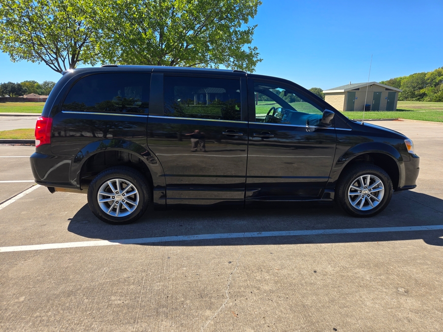 Used 2020 Dodge Grand Caravan SXT - BraunAbility Side Entry Fold Out Automatic Ramp