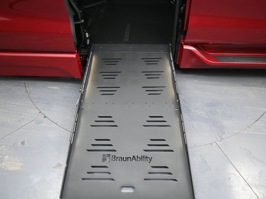 New 2025 Toyota Sienna Hybrid XSE Sport - BraunAbility Side Entry Entry Fold Out Automatic Ramp