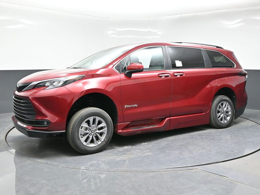 Red Toyota Sienna image number 2