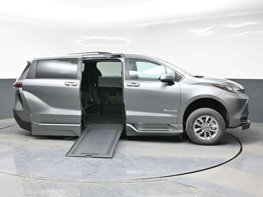 Grey Toyota Sienna image number 4