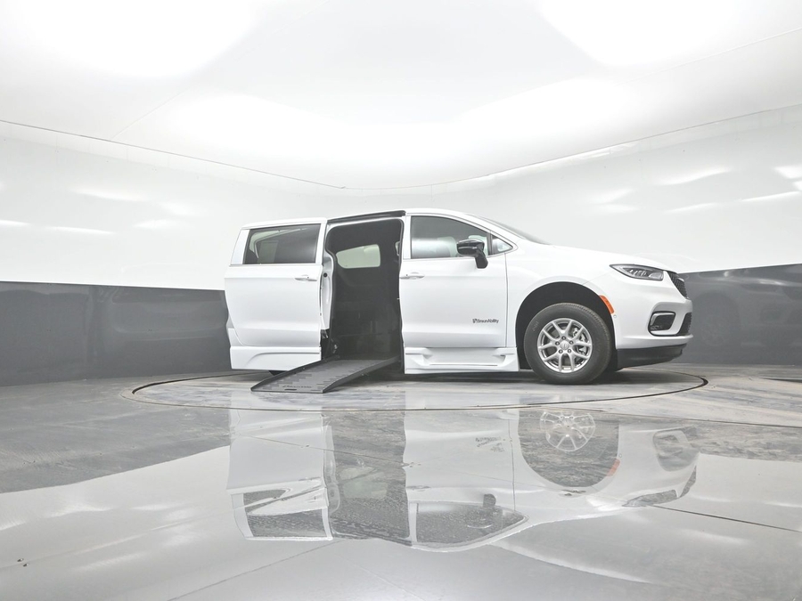 New 2025 Chrysler Pacifica Select Safety - BraunAbility Side Entry Entry Fold Out Automatic Ramp
