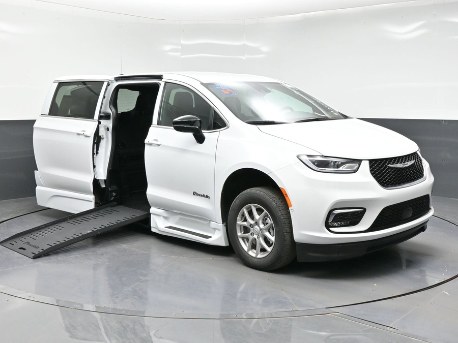 2026 Chrysler Pacifica's photo