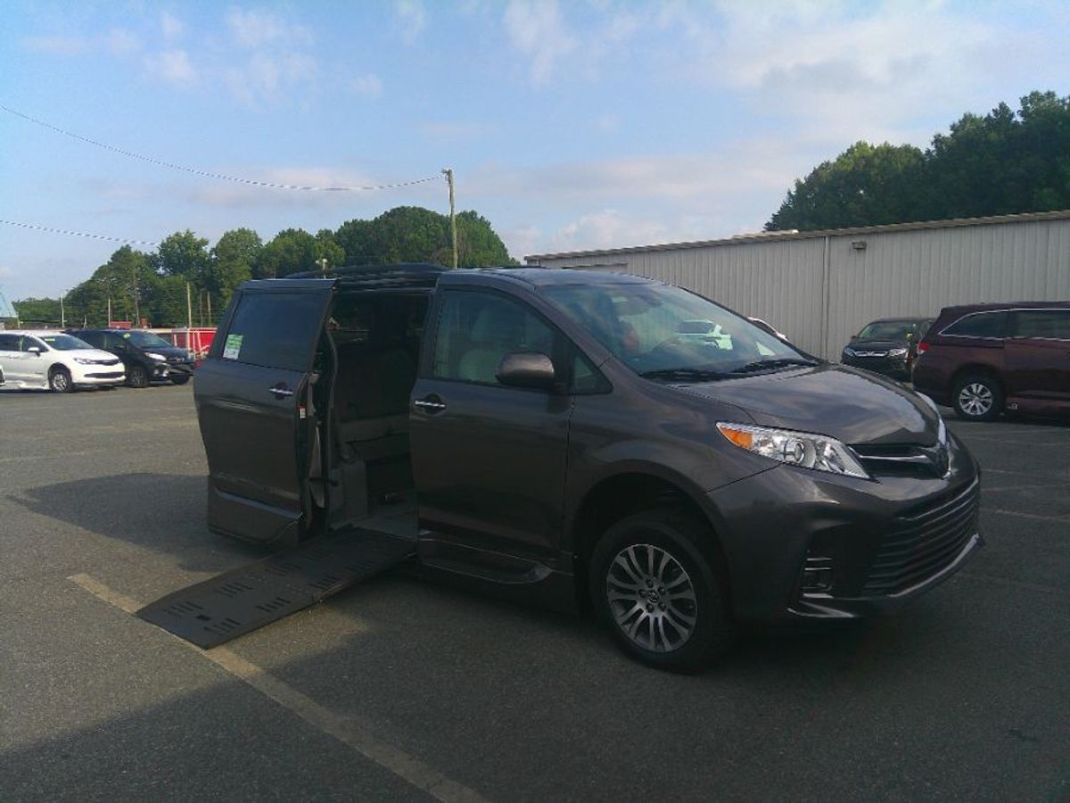 Grey Toyota Sienna image number 1