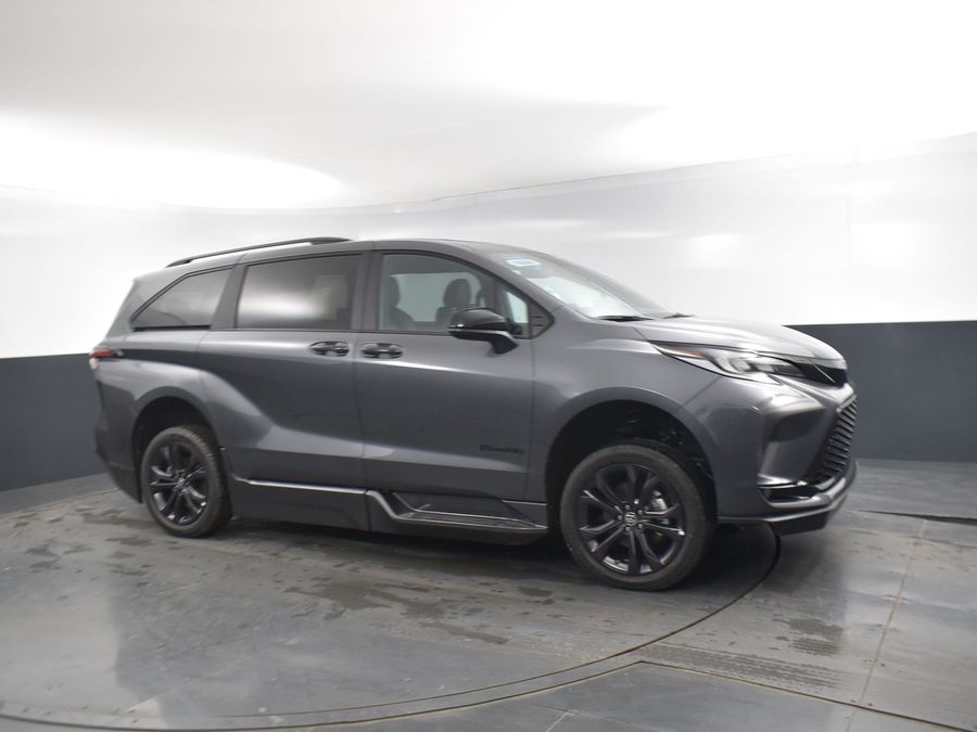 New 2025 Toyota Sienna Hybrid XSE Sport - BraunAbility Side Entry Entry In Floor Automatic Ramp