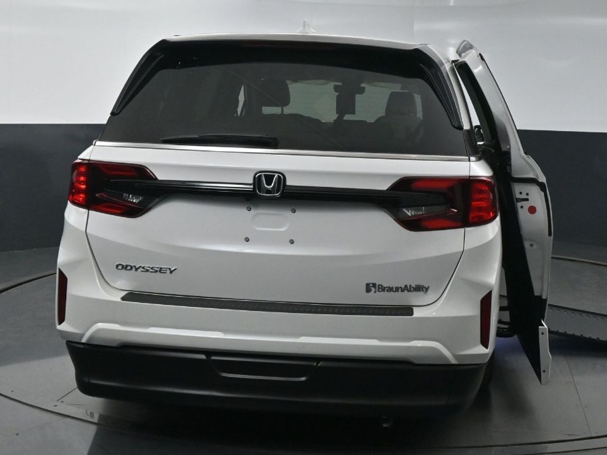 White Honda Odyssey image number 6