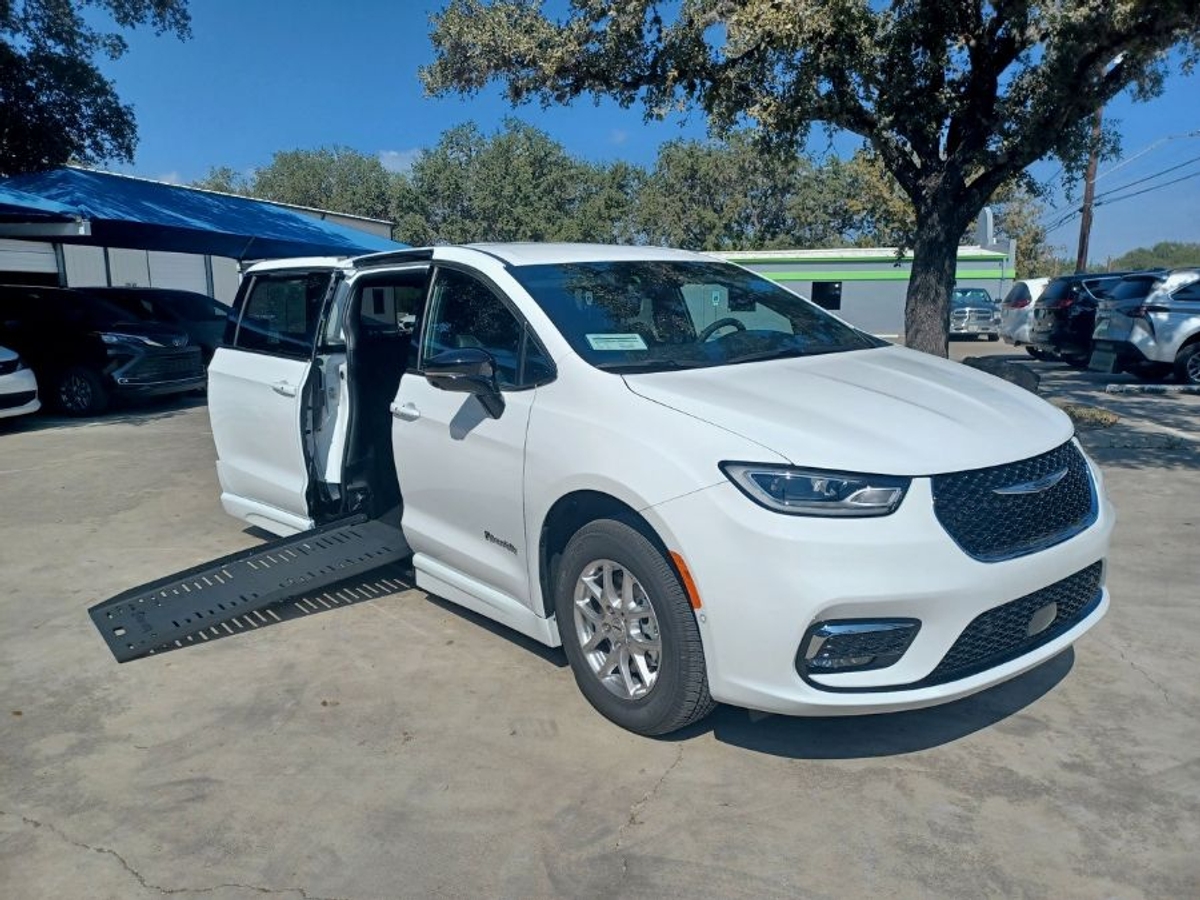 2025 Chrysler Pacifica Select's photo