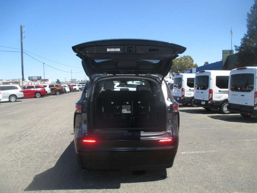 Grey Toyota Sienna image number 18