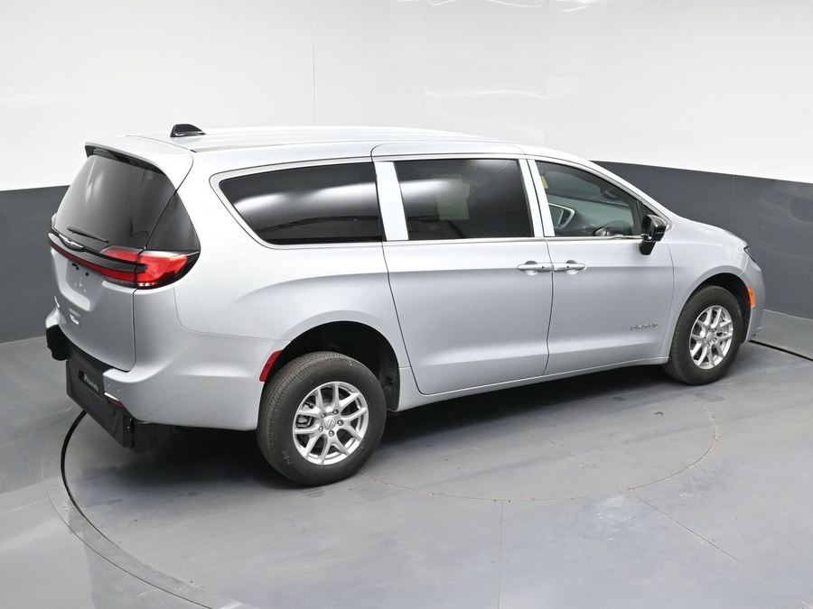 Silver Chrysler Pacifica image number 24