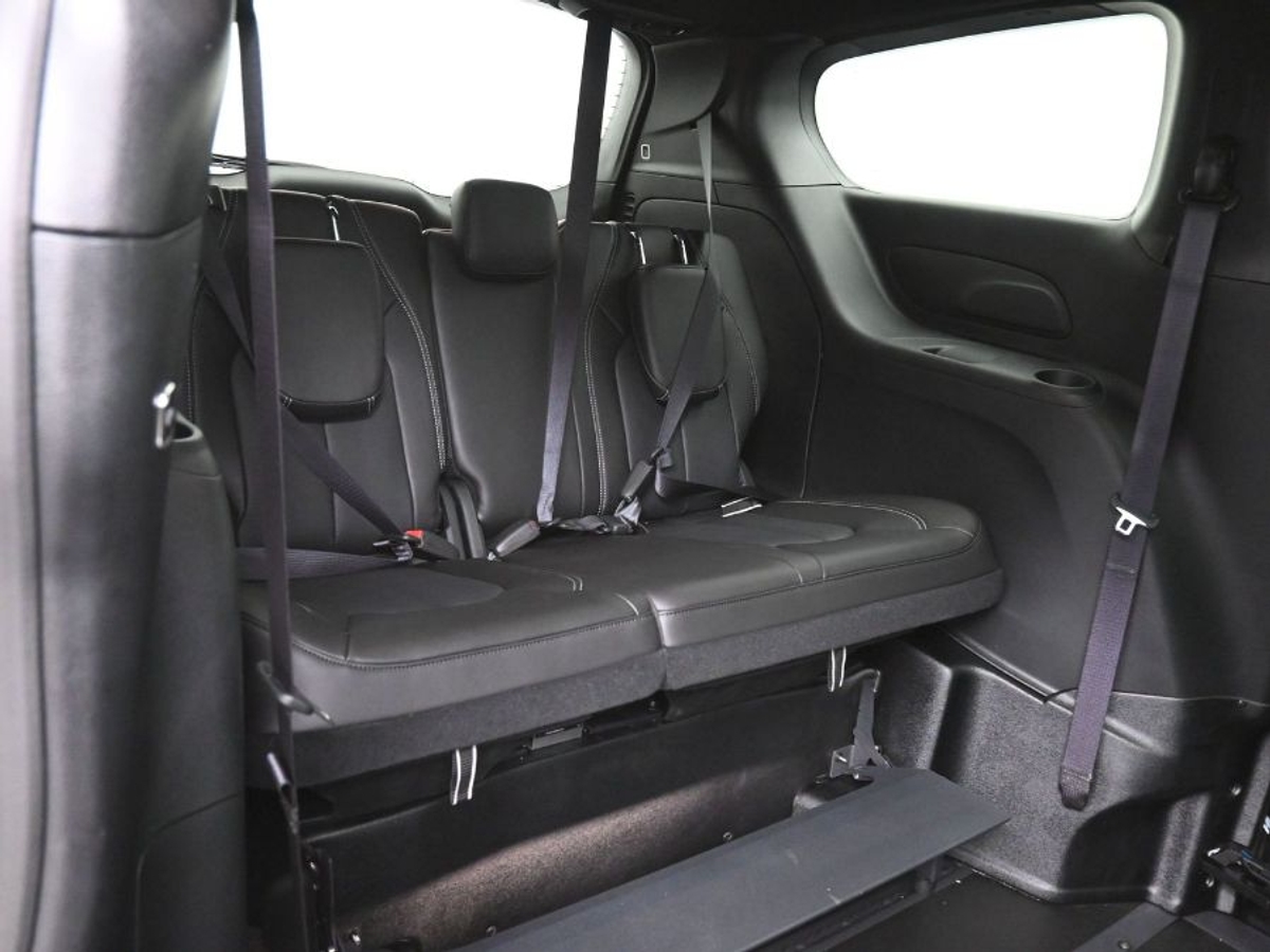 Black Chrysler Pacifica image number 9