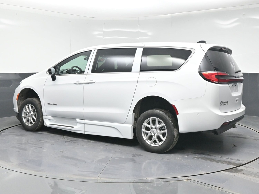 New 2025 Chrysler Pacifica Select Plus - BraunAbility Side Entry Entry In Floor Automatic Ramp