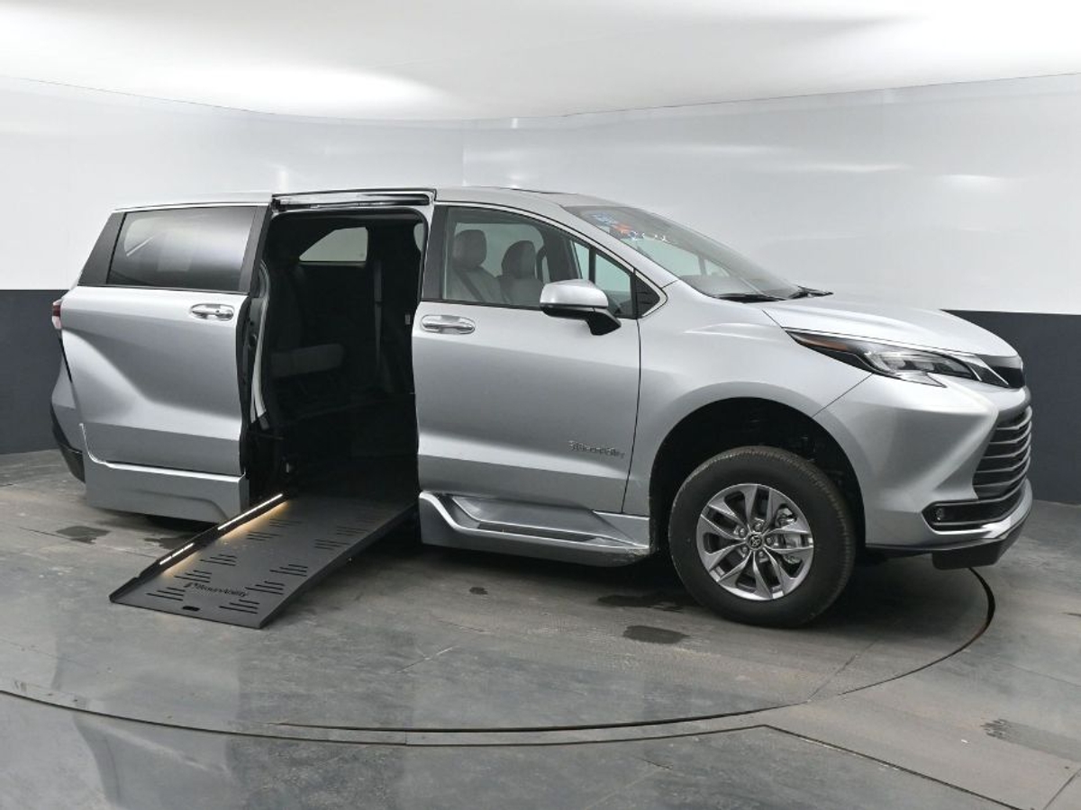 2025 TOYOTA SIENNA - Image 8