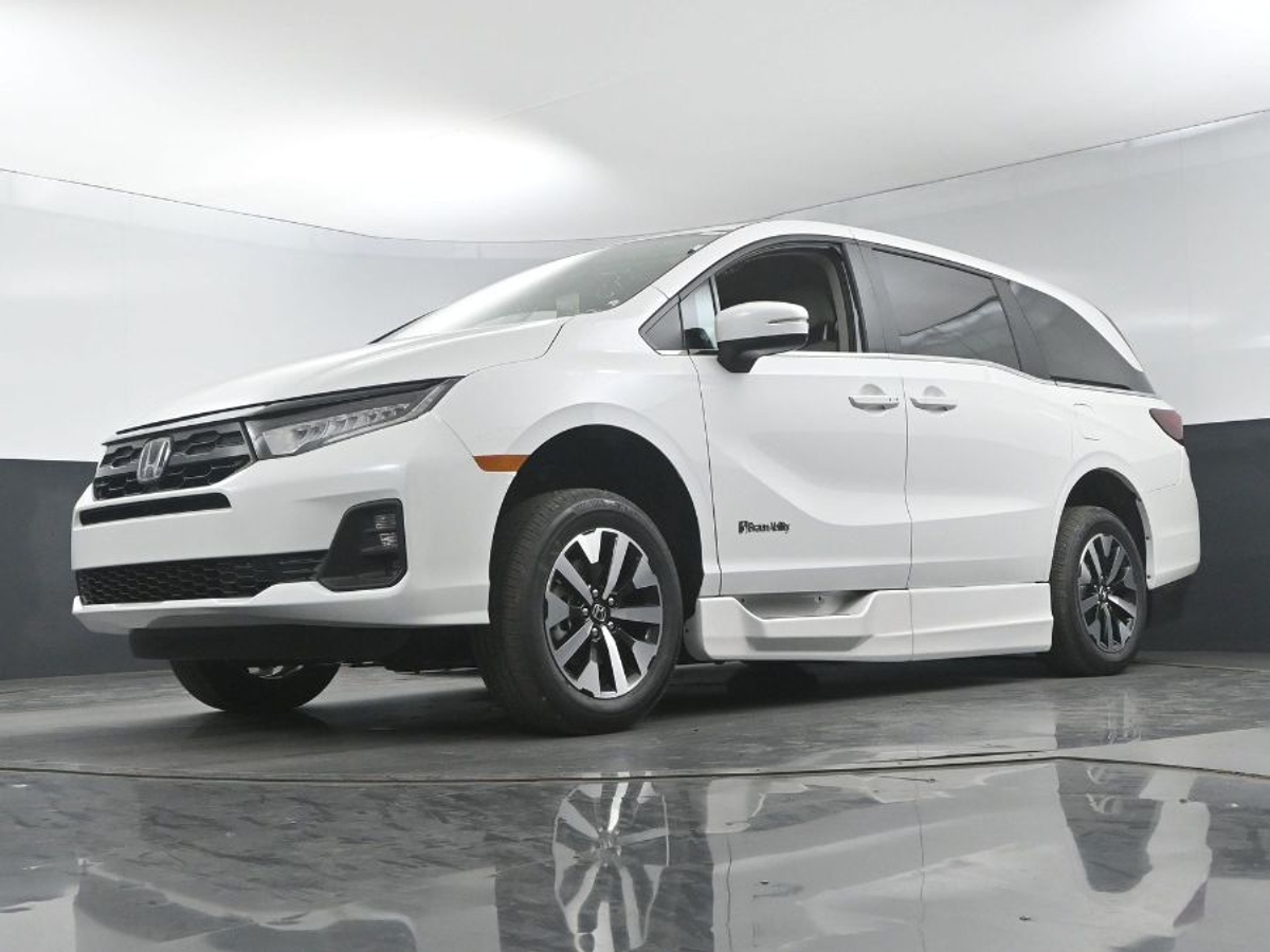 White Honda Odyssey image number 18