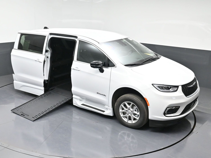 New 2025 Chrysler Pacifica Select Safety - BraunAbility Side Entry Entry In Floor Automatic Ramp