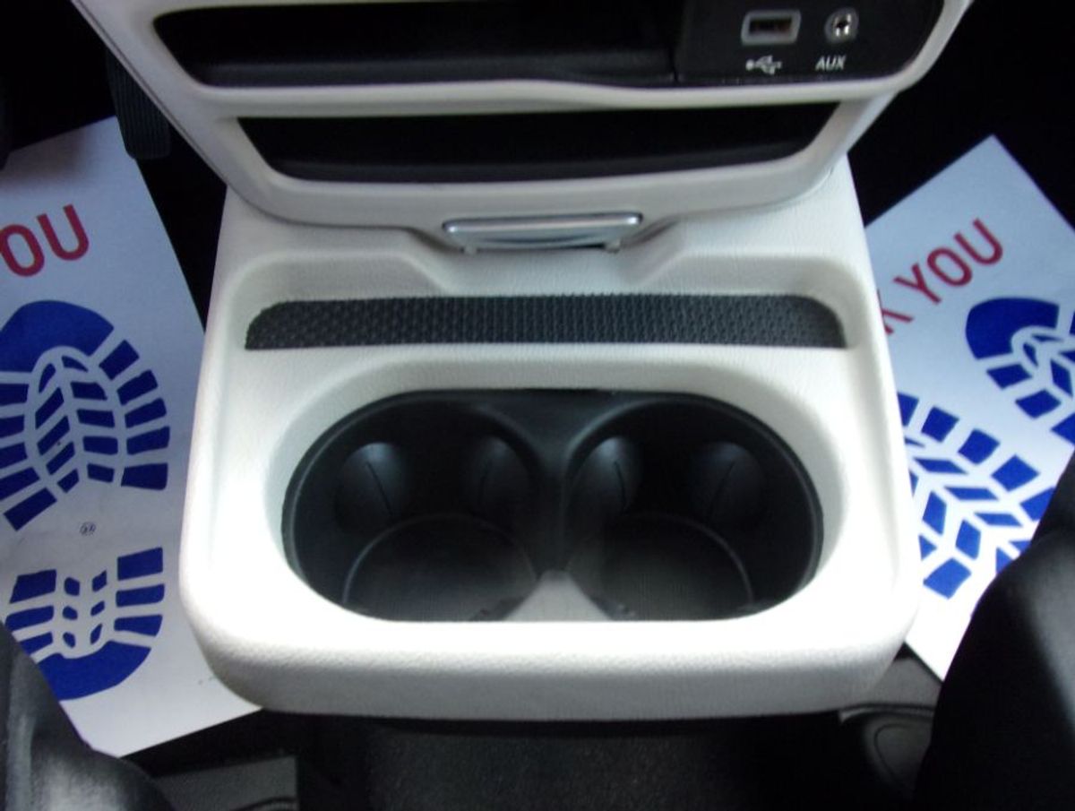 White Chrysler Pacifica image number 12