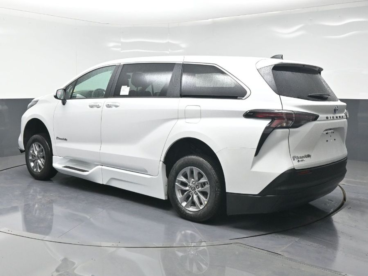 2025 TOYOTA SIENNA - Image 4