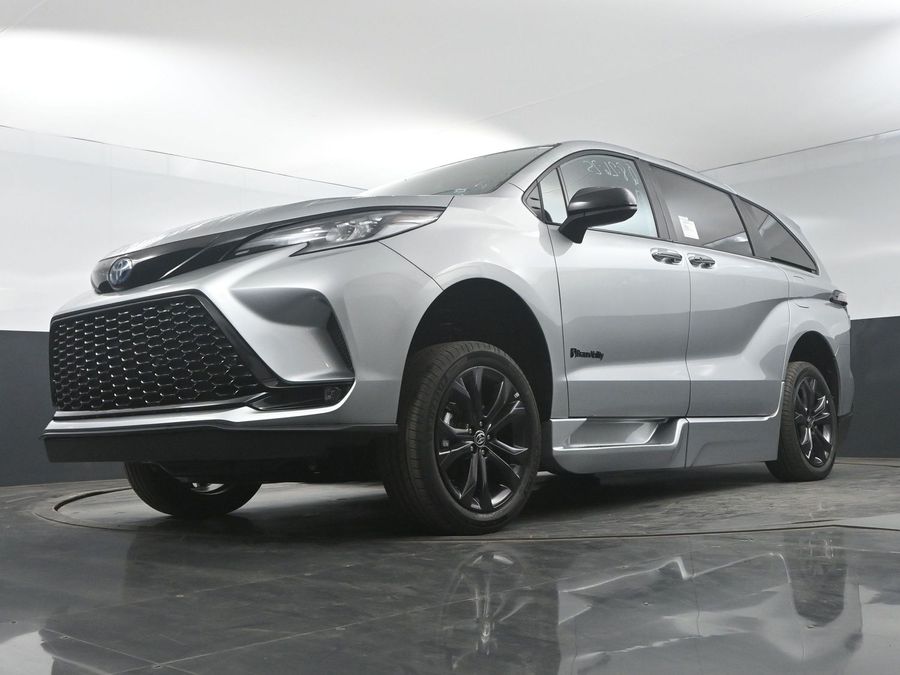 New 2025 Toyota Sienna Hybrid XSE Sport - BraunAbility Side Entry Entry Fold Out Automatic Ramp