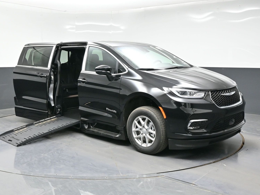 Black Chrysler Pacifica image number 17