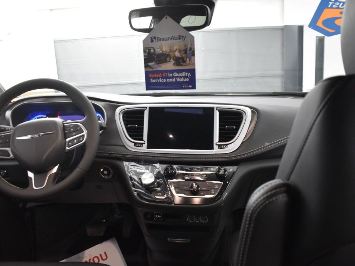 2025 CHRYSLER PACIFICA - Image 13