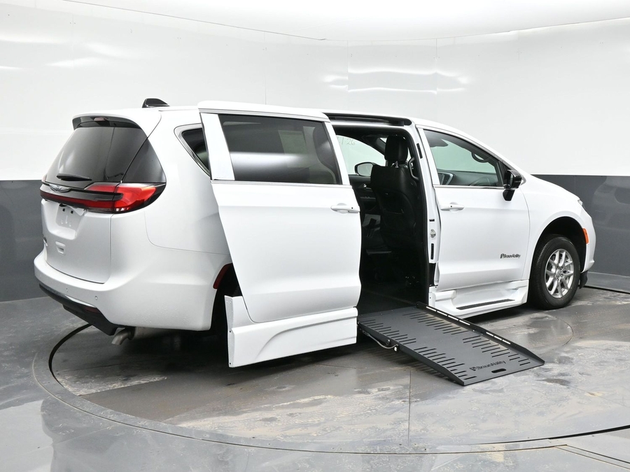 White Chrysler Pacifica image number 6