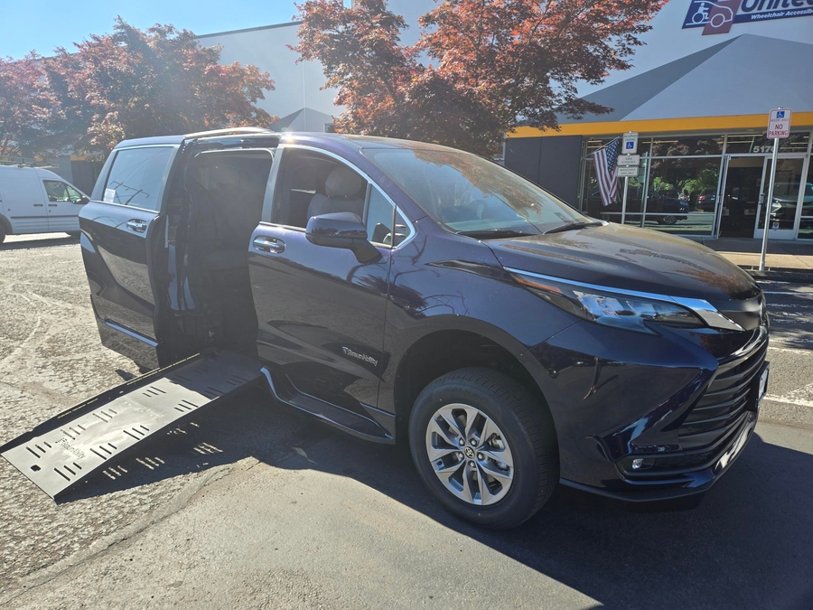 Used 2022 Toyota Sienna Hybrid XLE - BraunAbility Side Entry Fold Out Automatic Ramp