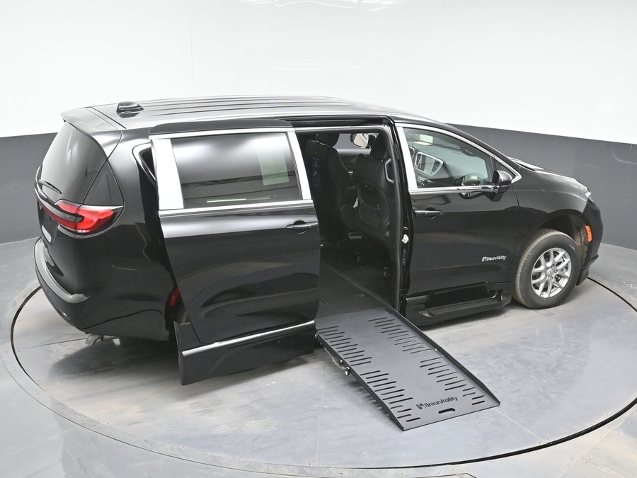 Black Chrysler Pacifica image number 25