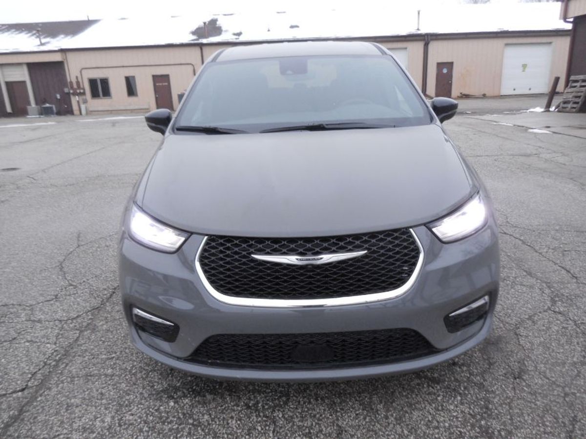 2024 Chrysler Pacifica Touring's photo