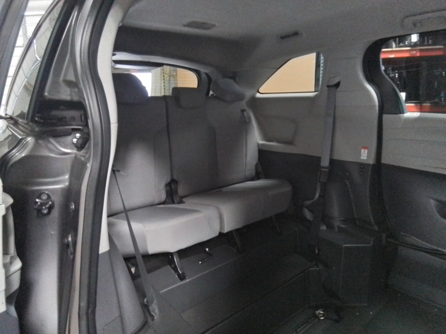Grey Toyota Sienna image number 17