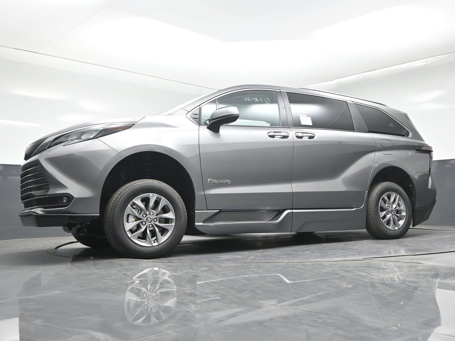 2026 Toyota Sienna XLE - Photo 14
