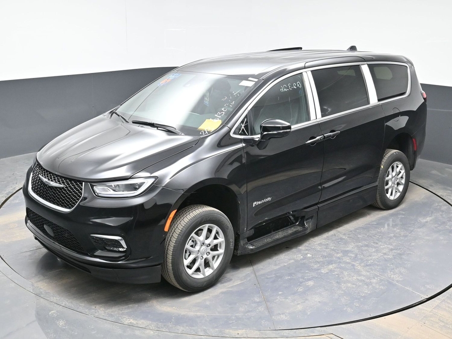 Black Chrysler Pacifica image number 20