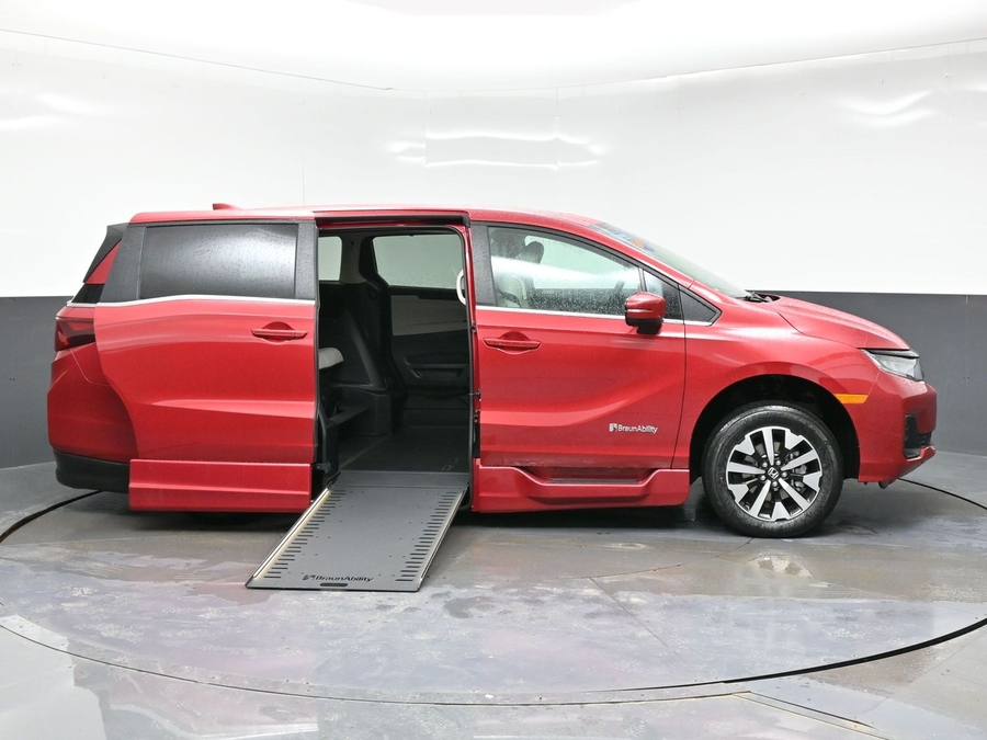 Red Honda Odyssey image number 4
