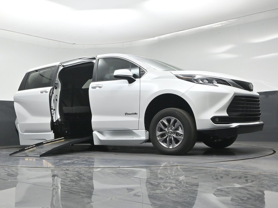 New 2026 Toyota Sienna Hybrid XLE Base - BraunAbility Side Entry Fold Out Automatic Ramp