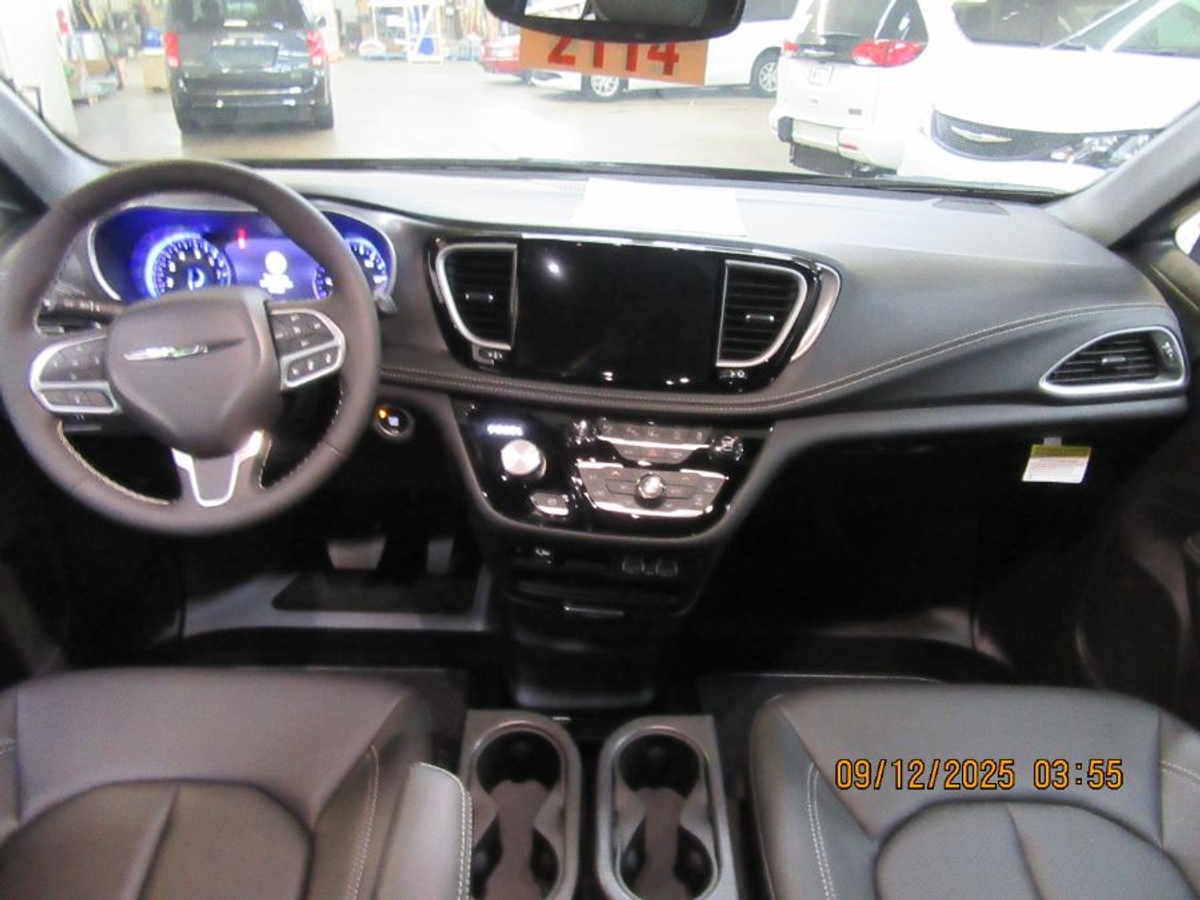 Black Chrysler Pacifica image number 22