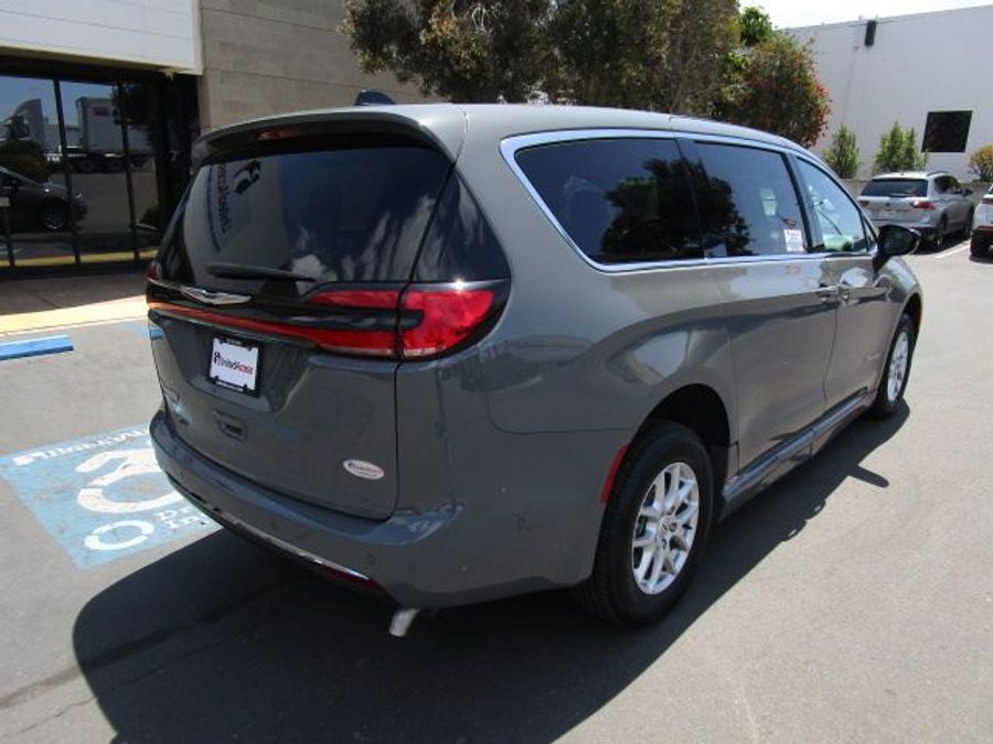 New 2025 Chrysler Pacifica Select Safety - BraunAbility Side Entry Entry Fold Out Automatic Ramp