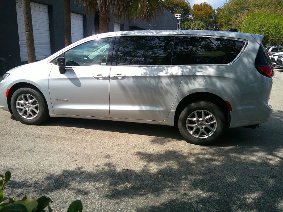 Silver Chrysler Pacifica image number 12