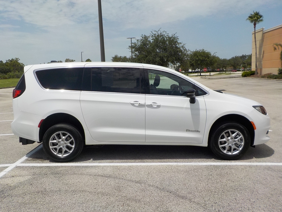 White Chrysler Voyager image number 29