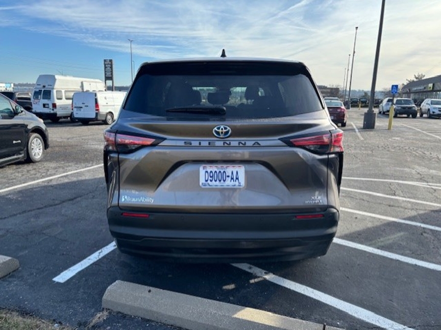 Used 2021 Toyota Sienna Hybrid XLE - BraunAbility Side Entry Entry Fold Out Automatic Ramp