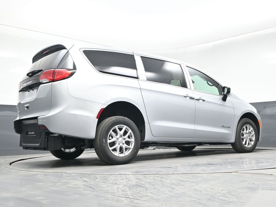 Silver Chrysler Voyager image number 20