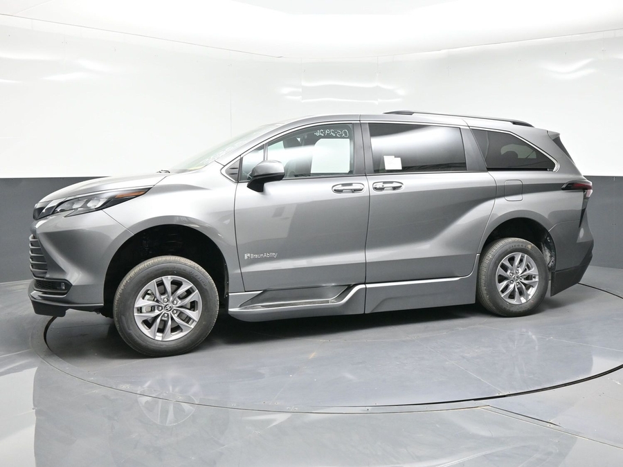 New 2026 Toyota Sienna Hybrid XLE Base - BraunAbility Side Entry In Floor Automatic Ramp
