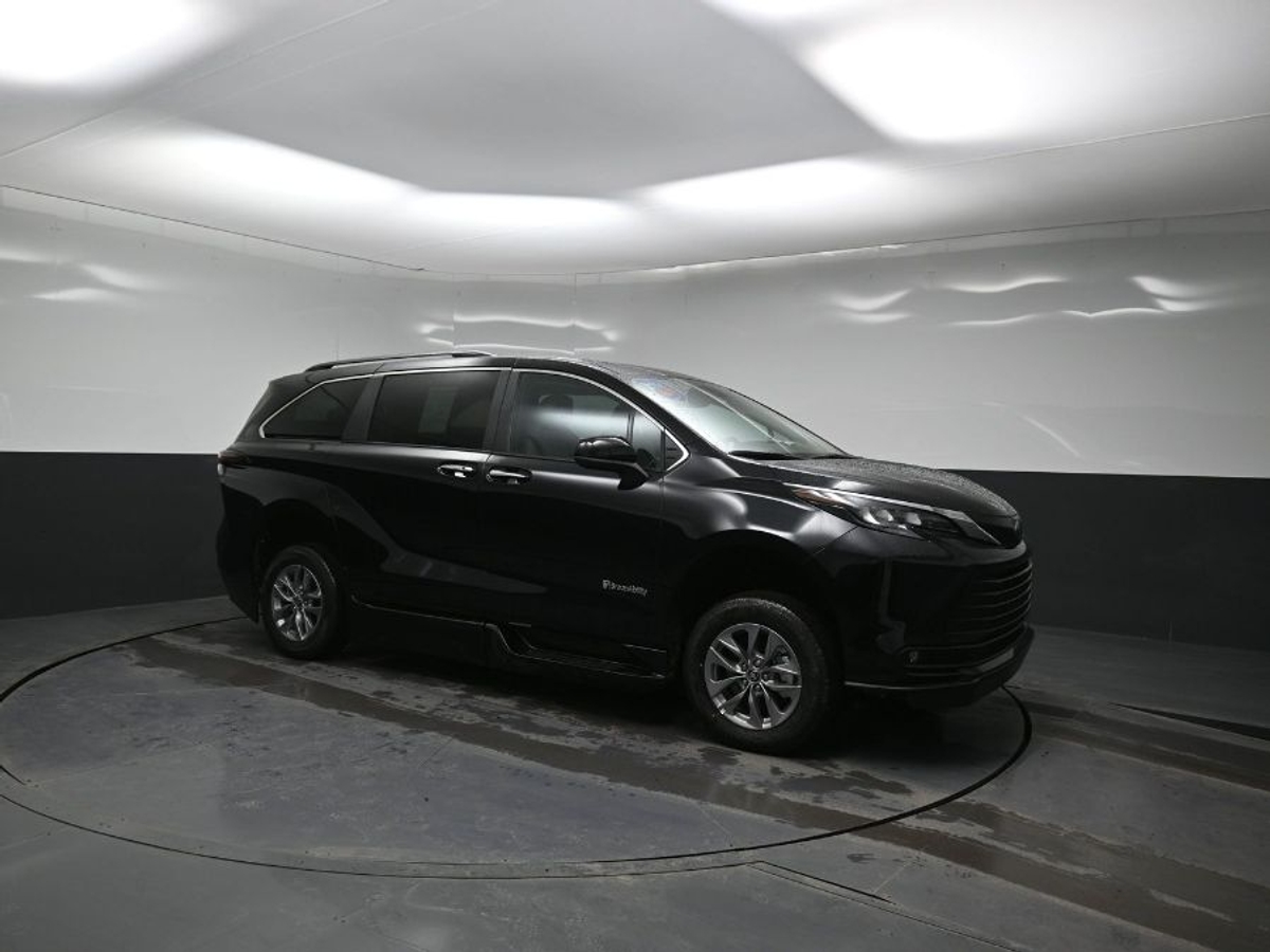 Black Toyota Sienna image number 20