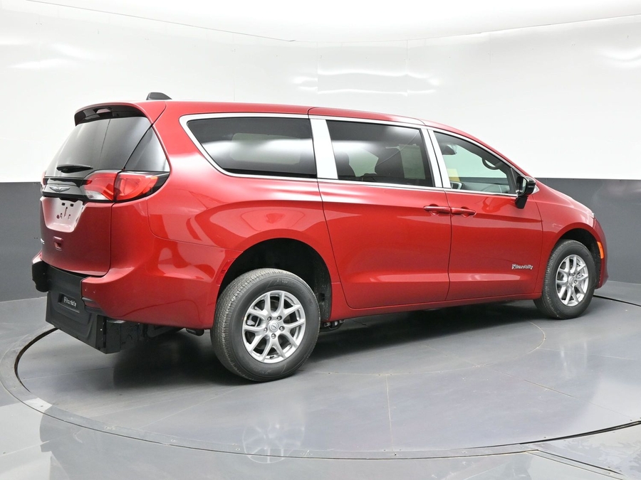 Red Chrysler Voyager image number 5