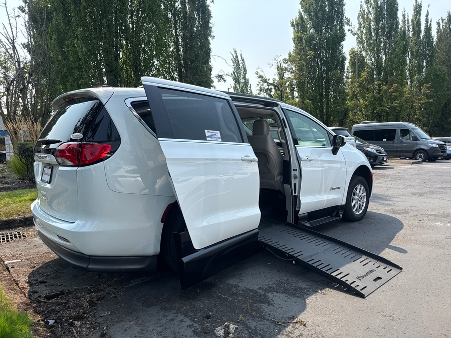 Used 2021 Chrysler Voyager LXi - BraunAbility Side Entry Fold Out Automatic Ramp
